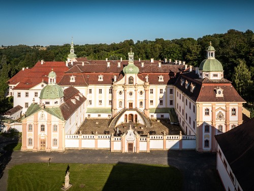 Der Ehrenhof und die Bibliothek