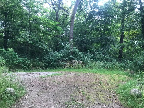 Altes Pavillon, runde Lichtung im Wald