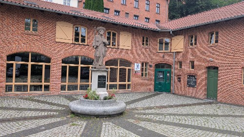 Pilgerhaus und Statue der Heiliegen Jakobus