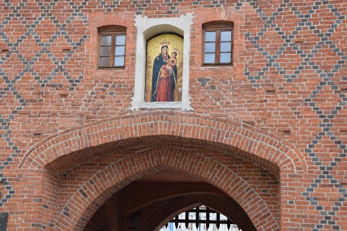 Hohes Tor und ein Gemälde Unserer Lieben Frau Königin des Friedens