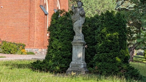 Christusfigur mit Globus